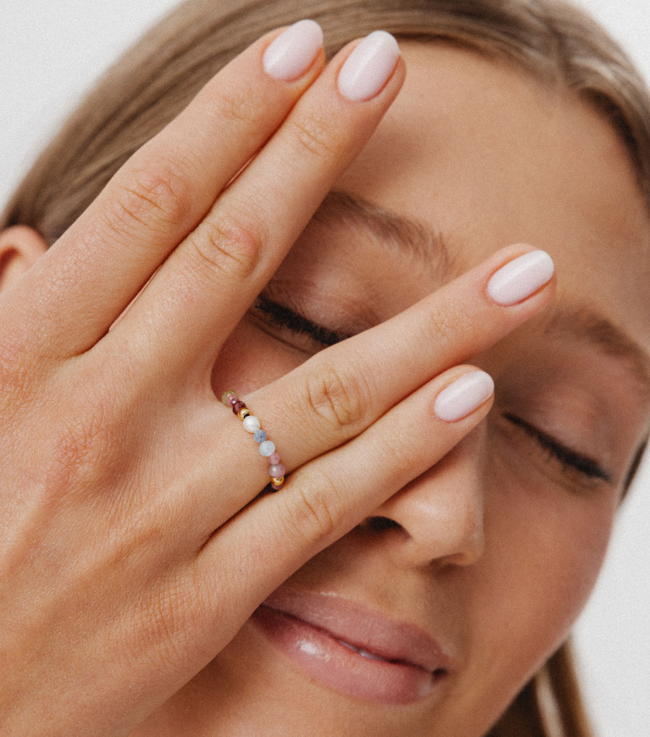 Pozłacany pierścionek z kamieniami