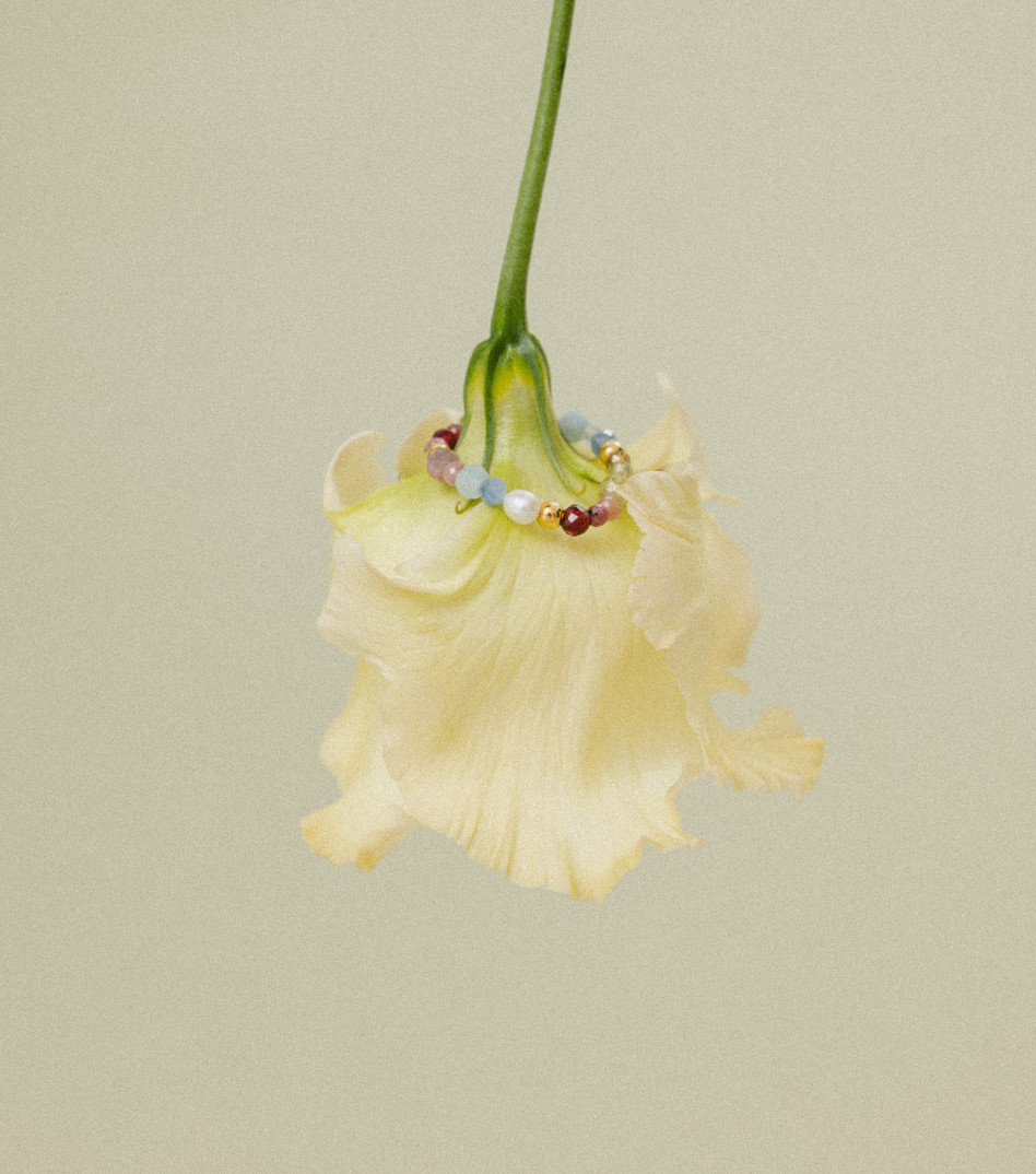 Pozłacany pierścionek z kamieniami