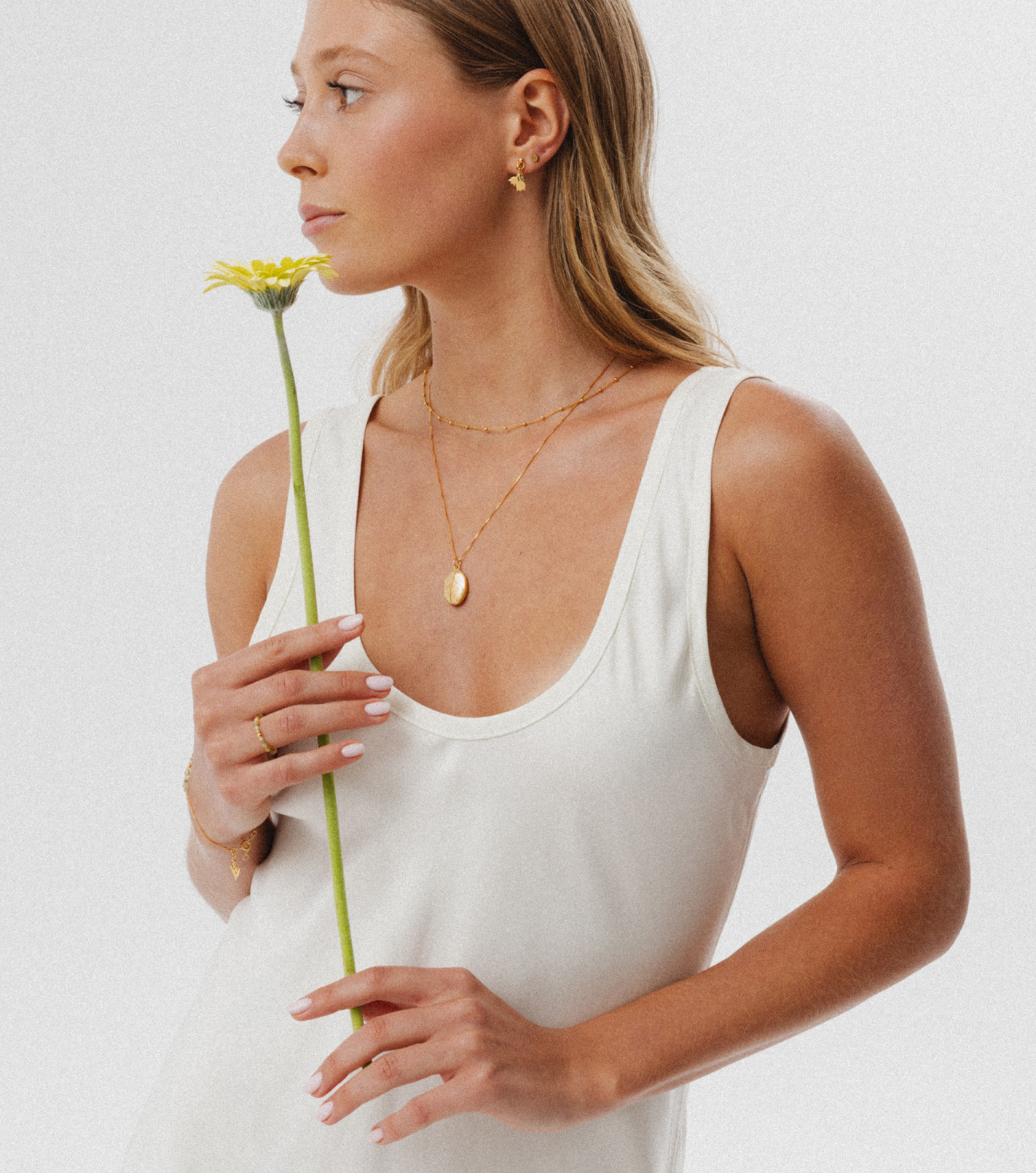 Pozłacany pierścionek z kamieniami