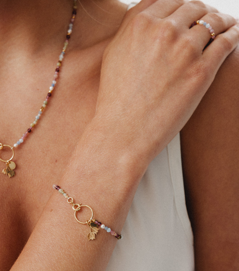 Pozłacana bransoletka z kamieniami i zawieszką