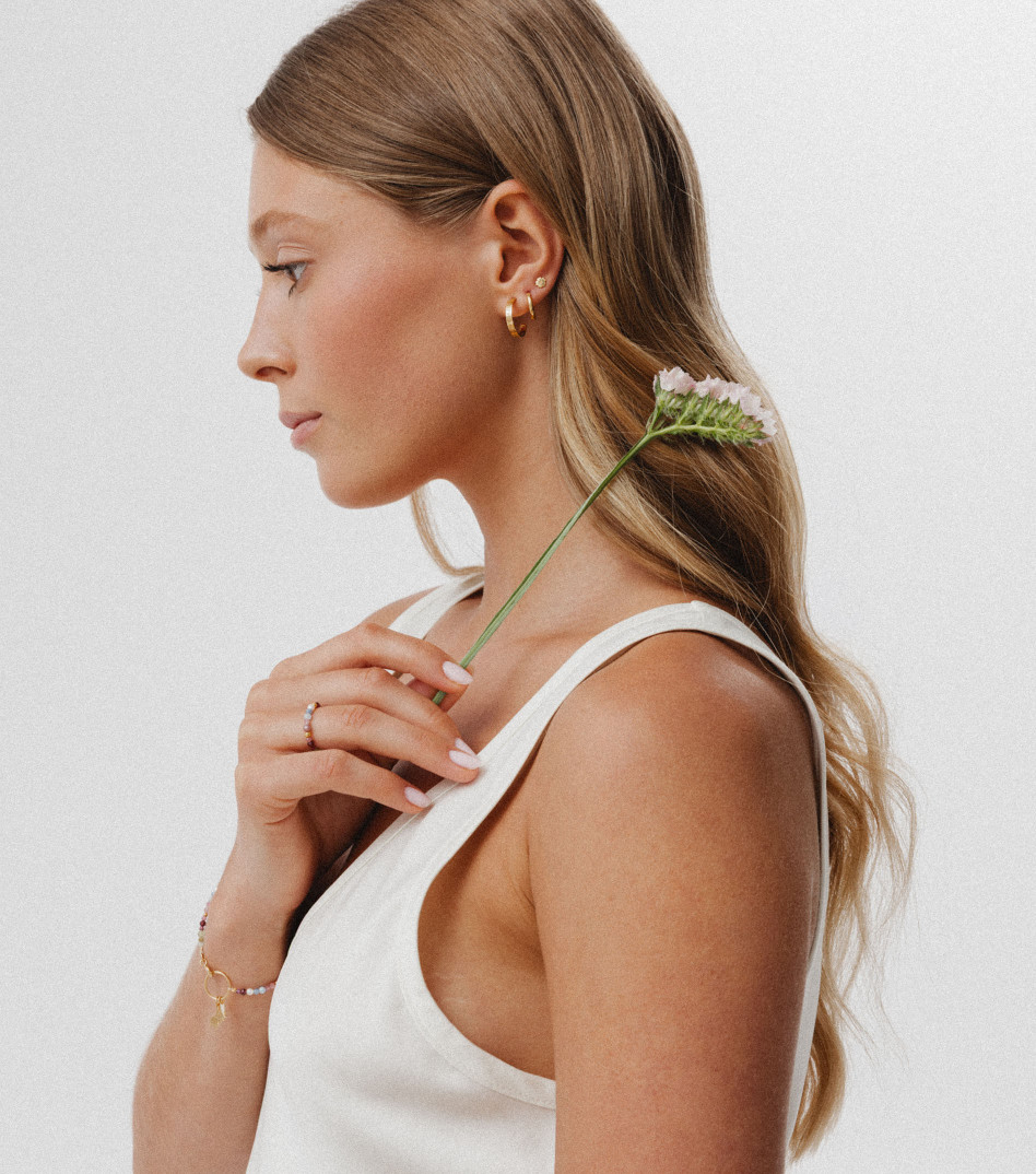 Pozłacany kolczyk sztyft mini kwiat niezapominajki