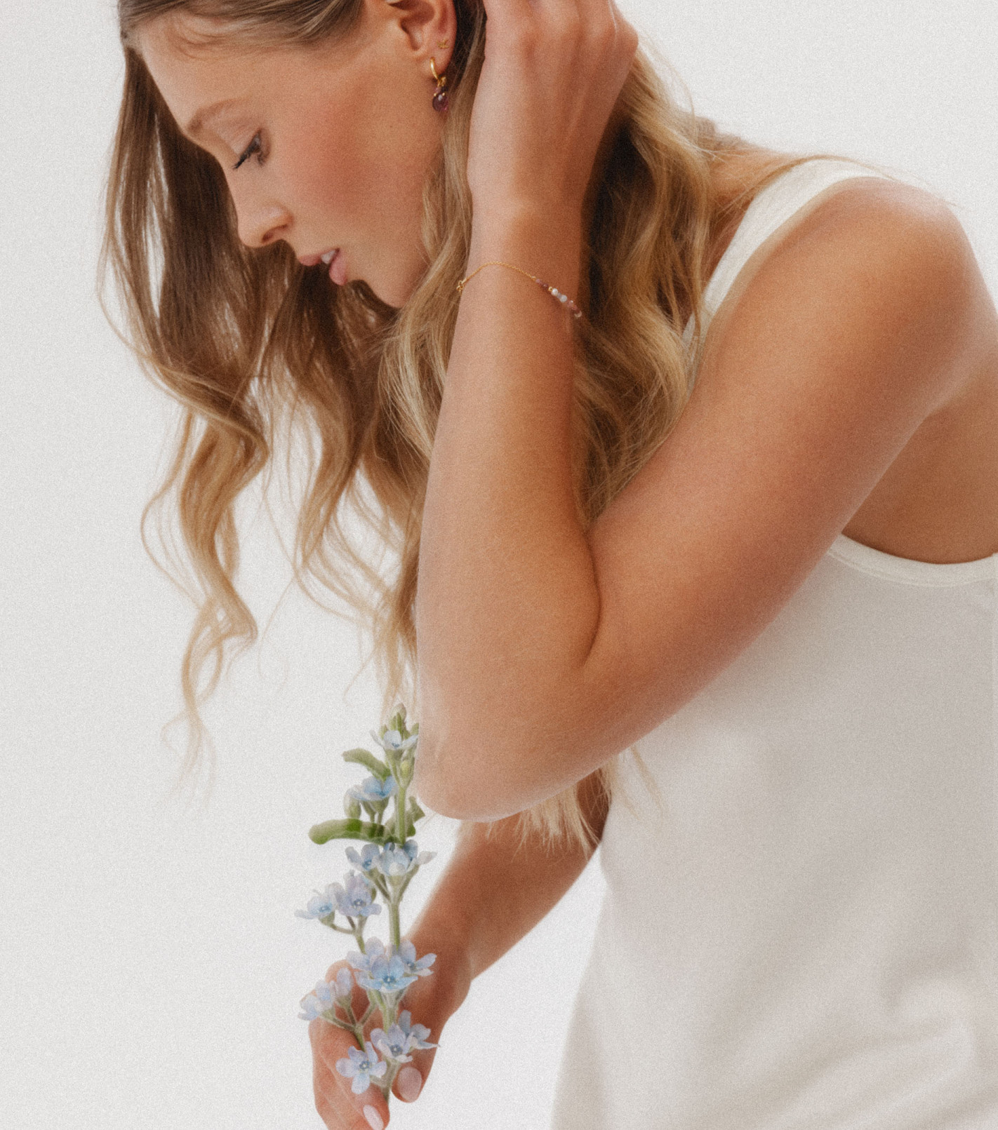 Pozłacany łańcuszek z kamieniami i zawieszką