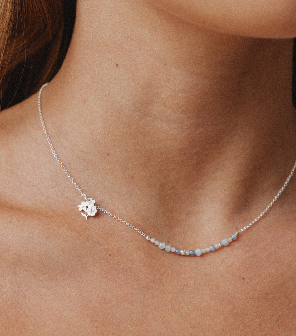 Srebrny łańcuszek z kamieniami i zawieszką