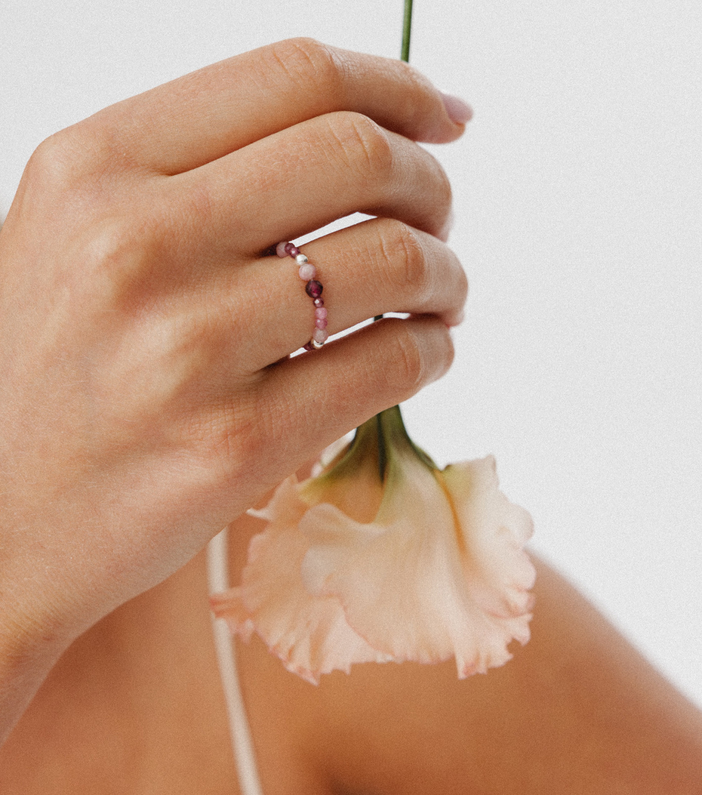 Srebrny pierścionek z kamieniami