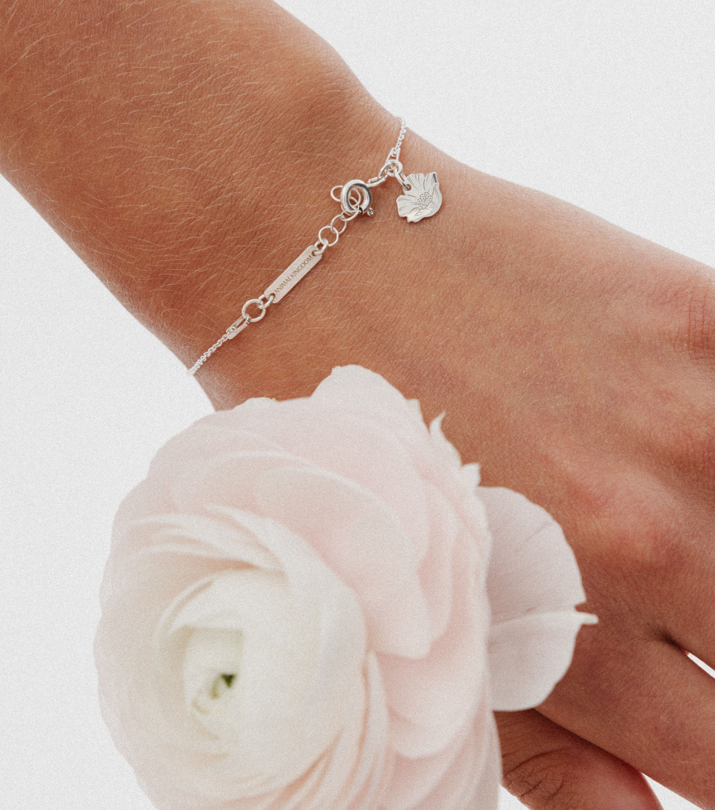 Srebrna bransoletka z kamieniami i łańcuszkiem