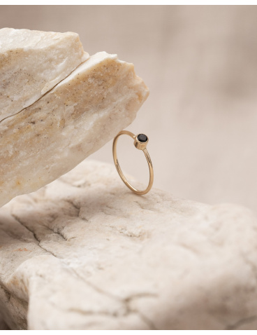Złoty pierścionek z czarnym diamentem o średnicy 3 mm