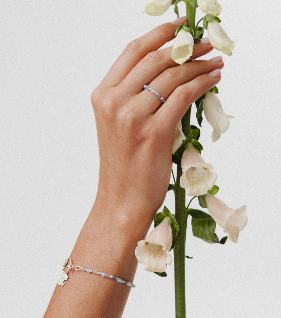 Srebrny pierścionek z kamieniami