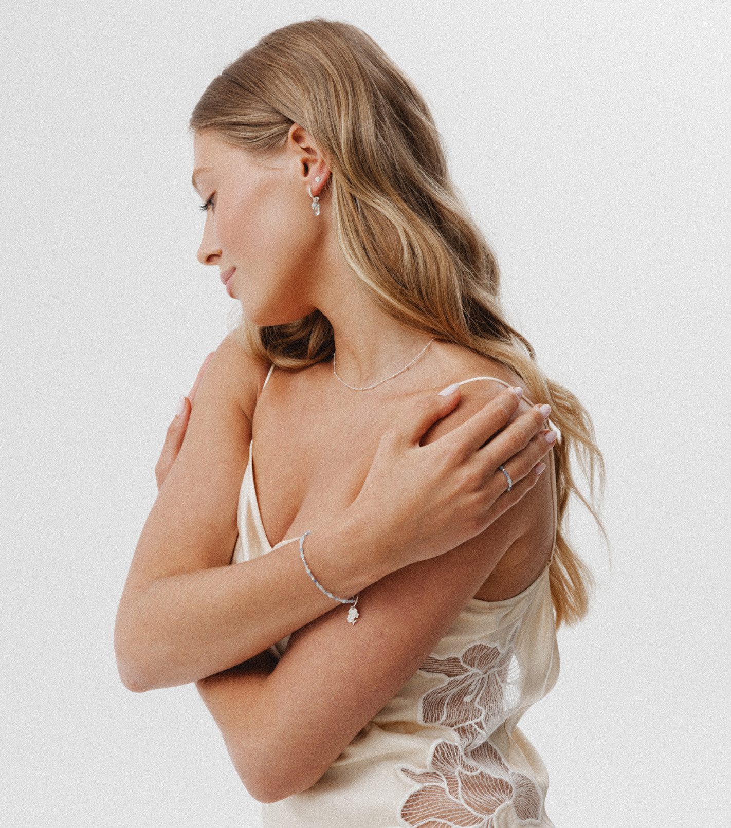 Srebrny pierścionek z kamieniami