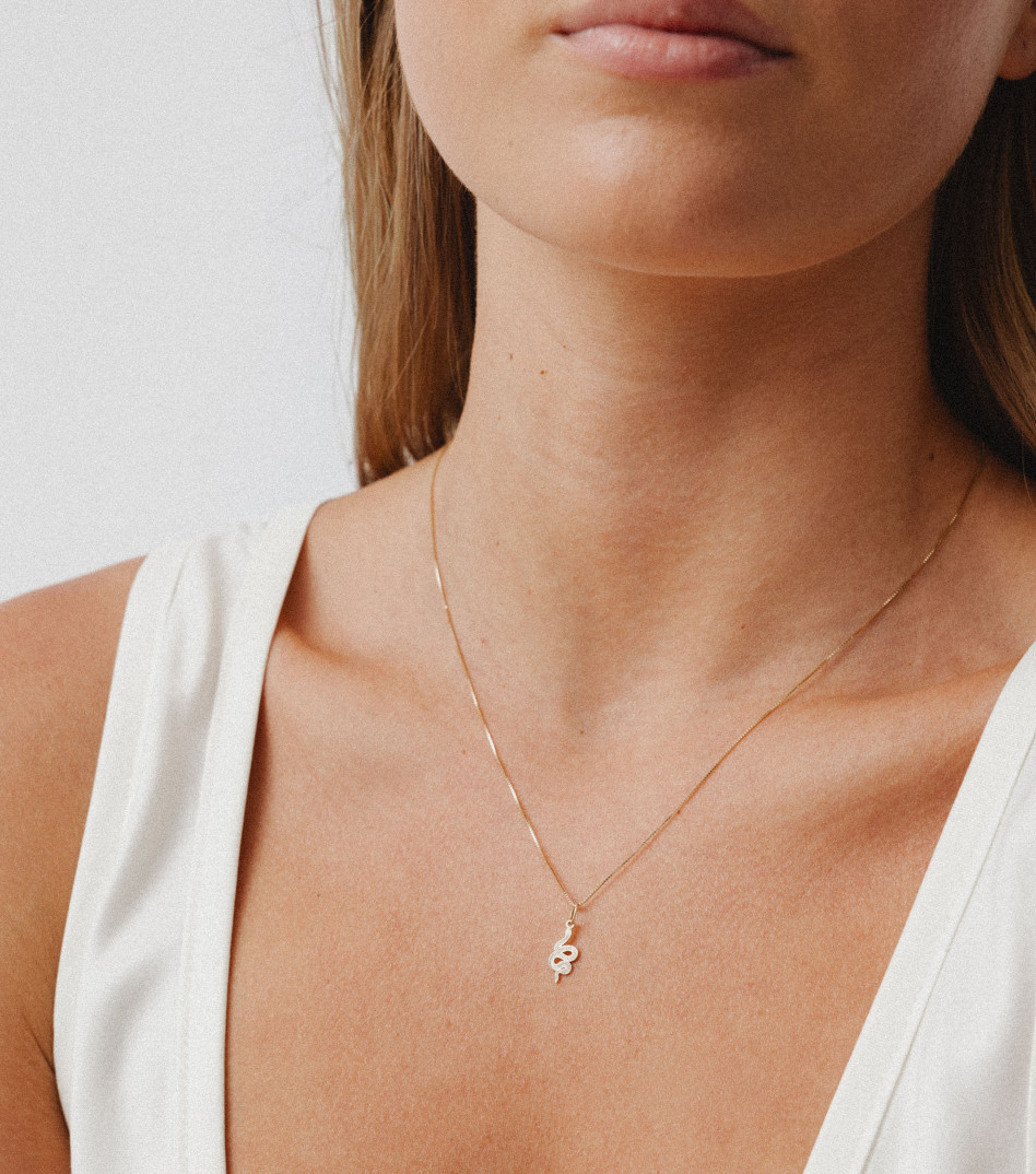 Złoty naszyjnik z zawieszką talizmanem