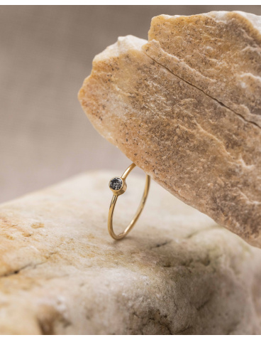Złoty pierścionek z diamentem sól i pieprz