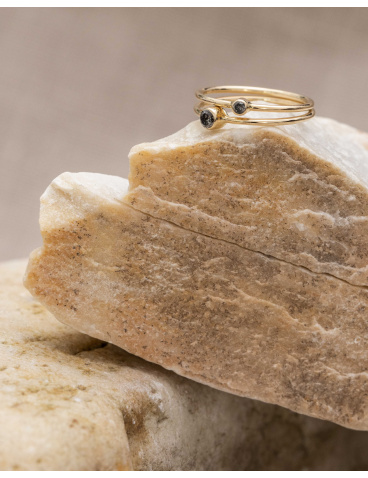 Złoty pierścionek z diamentem sól i pieprz