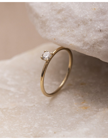Złoty pierścionek z diamentem na zaręczyny