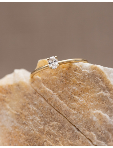 Zaręczynowy pierścionek z diamentem