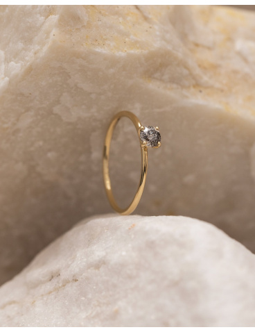 Złoty pierścionek z diamentem pieprz i sól o średnicy 4 mm