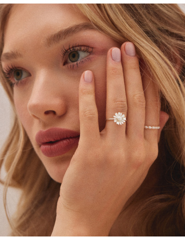 Srebrny pierścionek z kwiatem