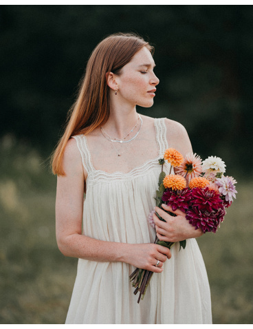 Delikatny kolczyk z kamieniem