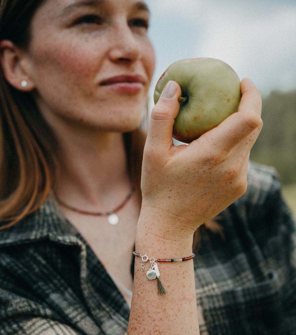 Srebrna bransoletka z kamieniami i zawieszką