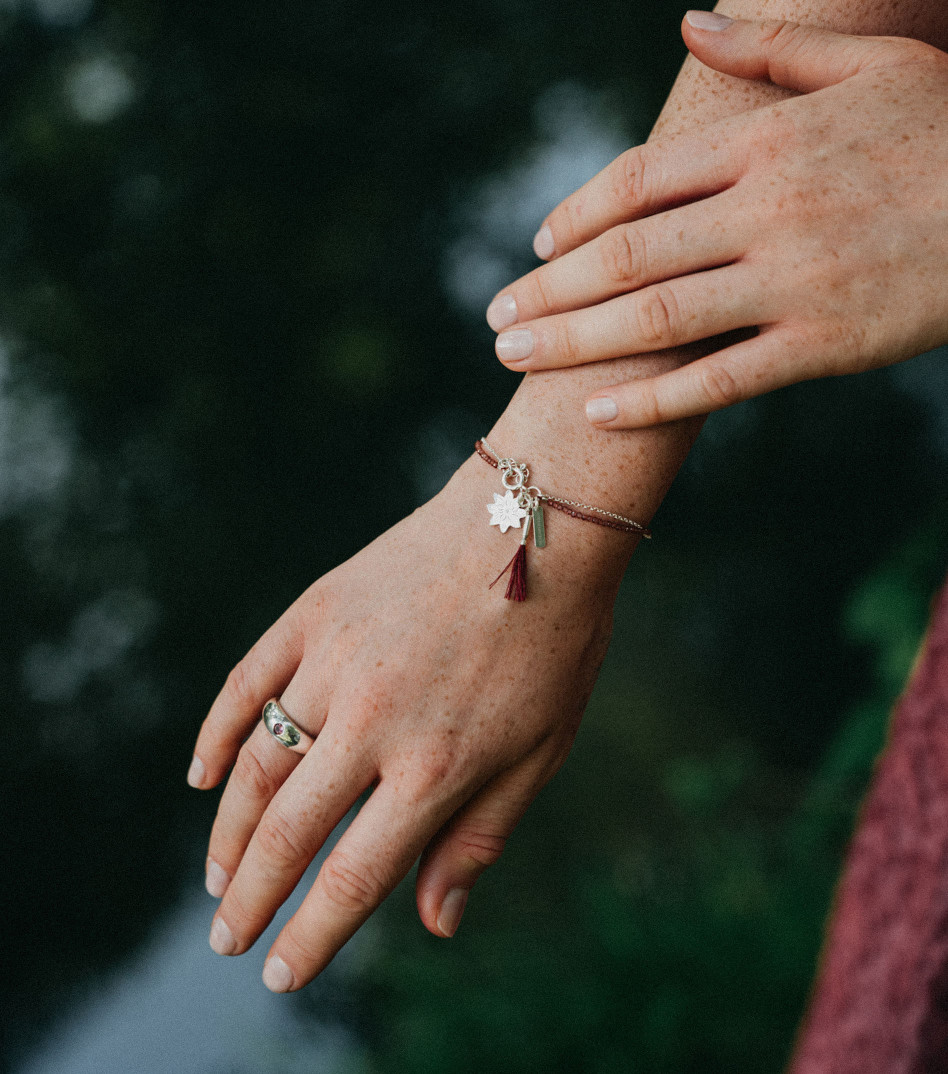 Srebrna bransoletka z kamieniami i kwiatem