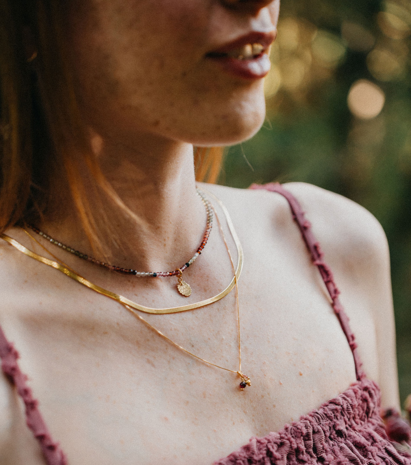 Choker pozłacany z kamieniami i zawieszką Choker pozłacany z kamieniami i zawieszką
