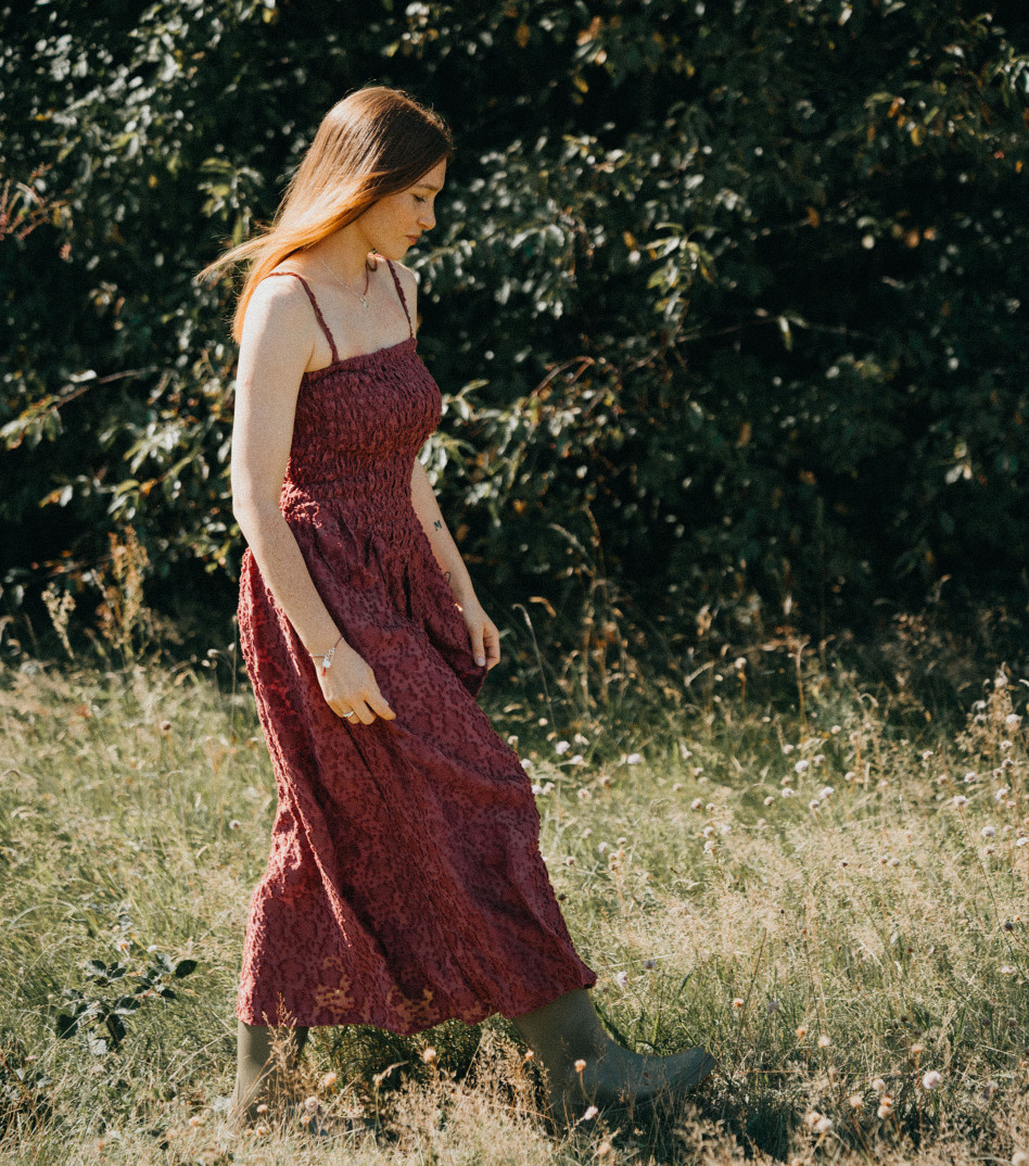 Delikatna bransoletka srebrna z kamieniami i łańcuszkiem