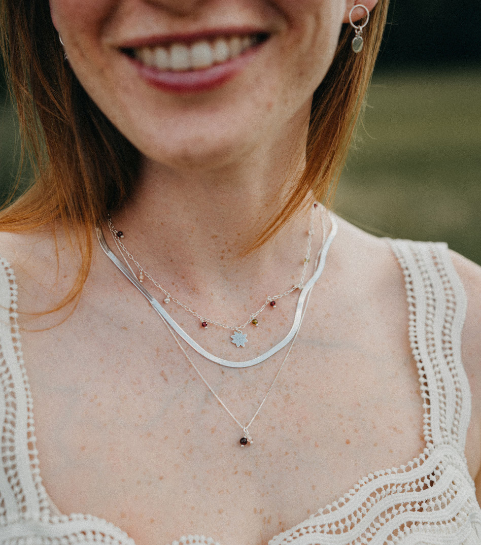 Delikatny łańcuszek z kamieniami i zawieszką