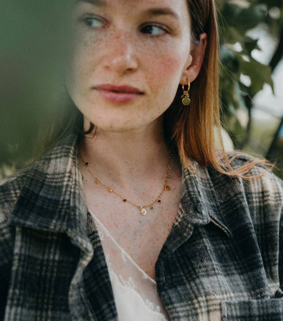 Pozłacany łańcuszek z kamieniami i jesienną zawieszką