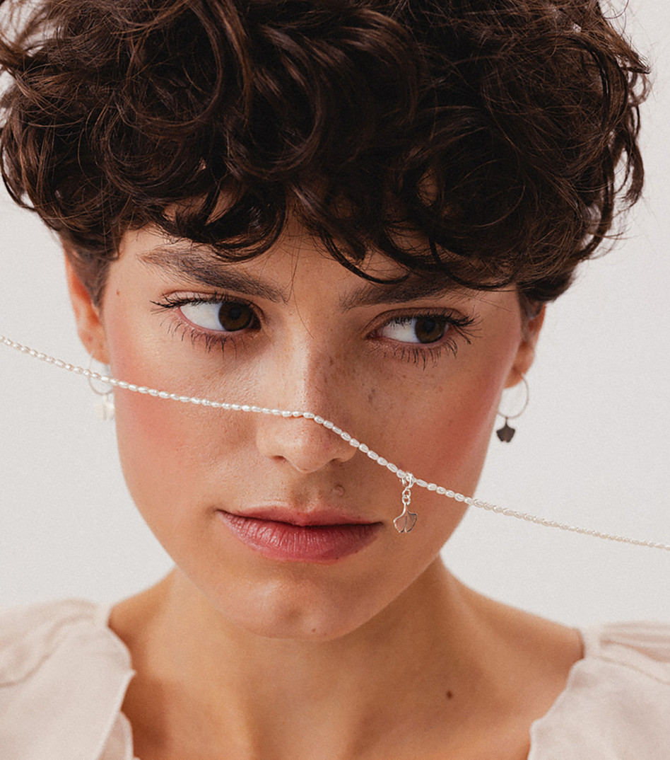 Srebrny choker z kamieniami i zawieszką