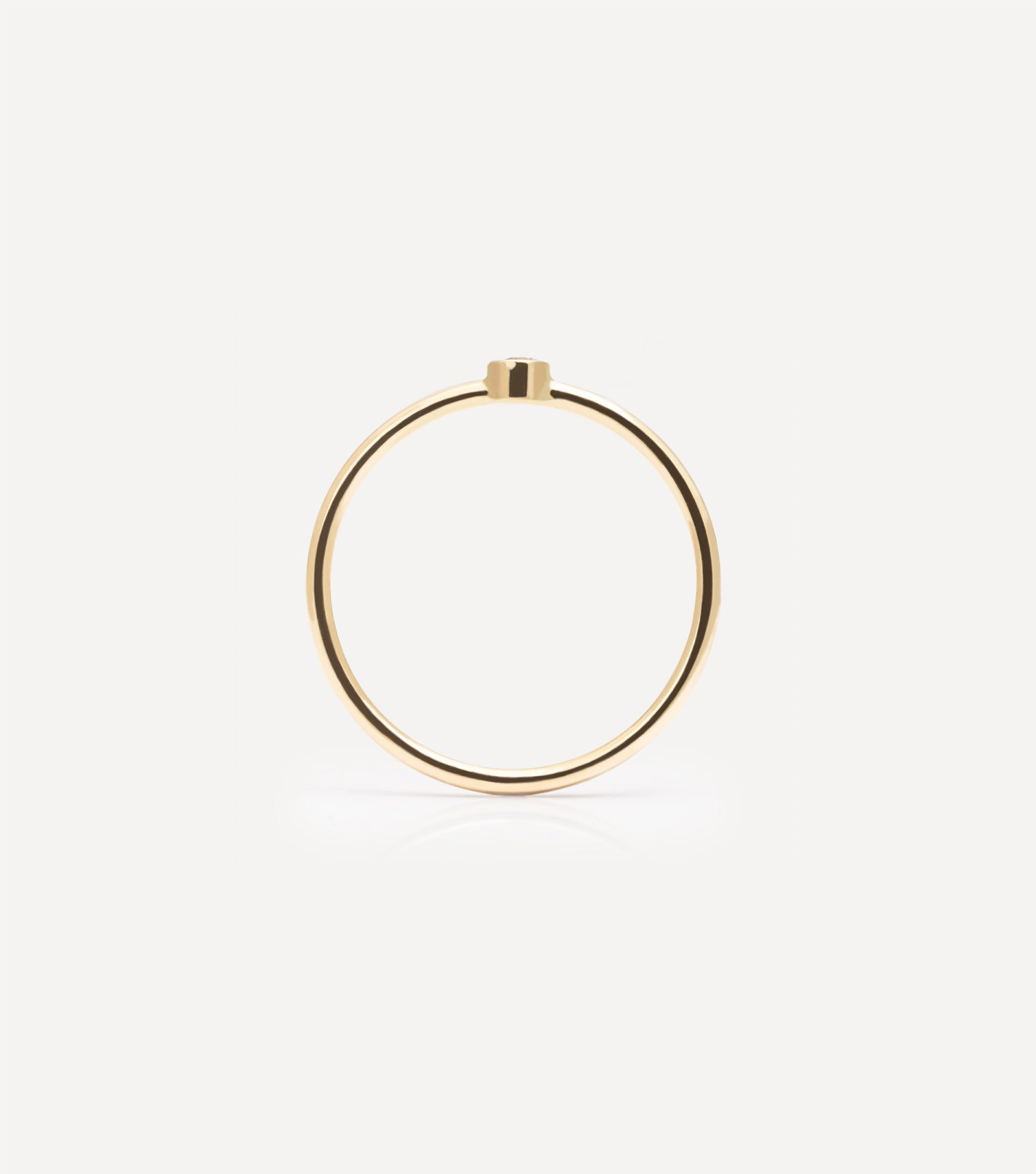 Złoty pierścionek z diamentem w oprawie na gładko