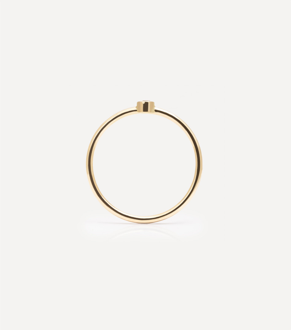 Złoty pierścionek z diamentem w oprawie na gładko