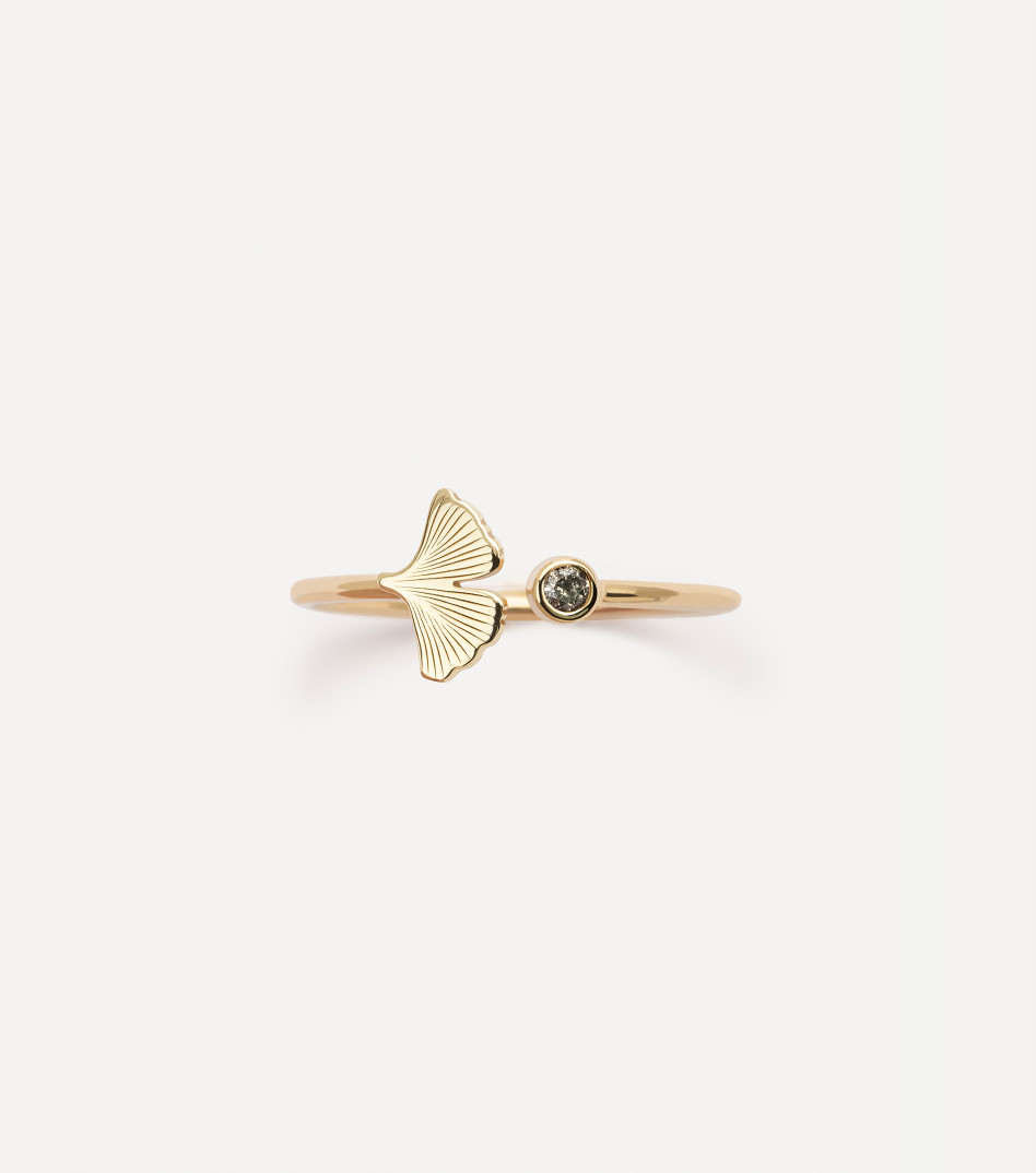 Diament sól i pieprz w gładkiej oprawie z symbolem