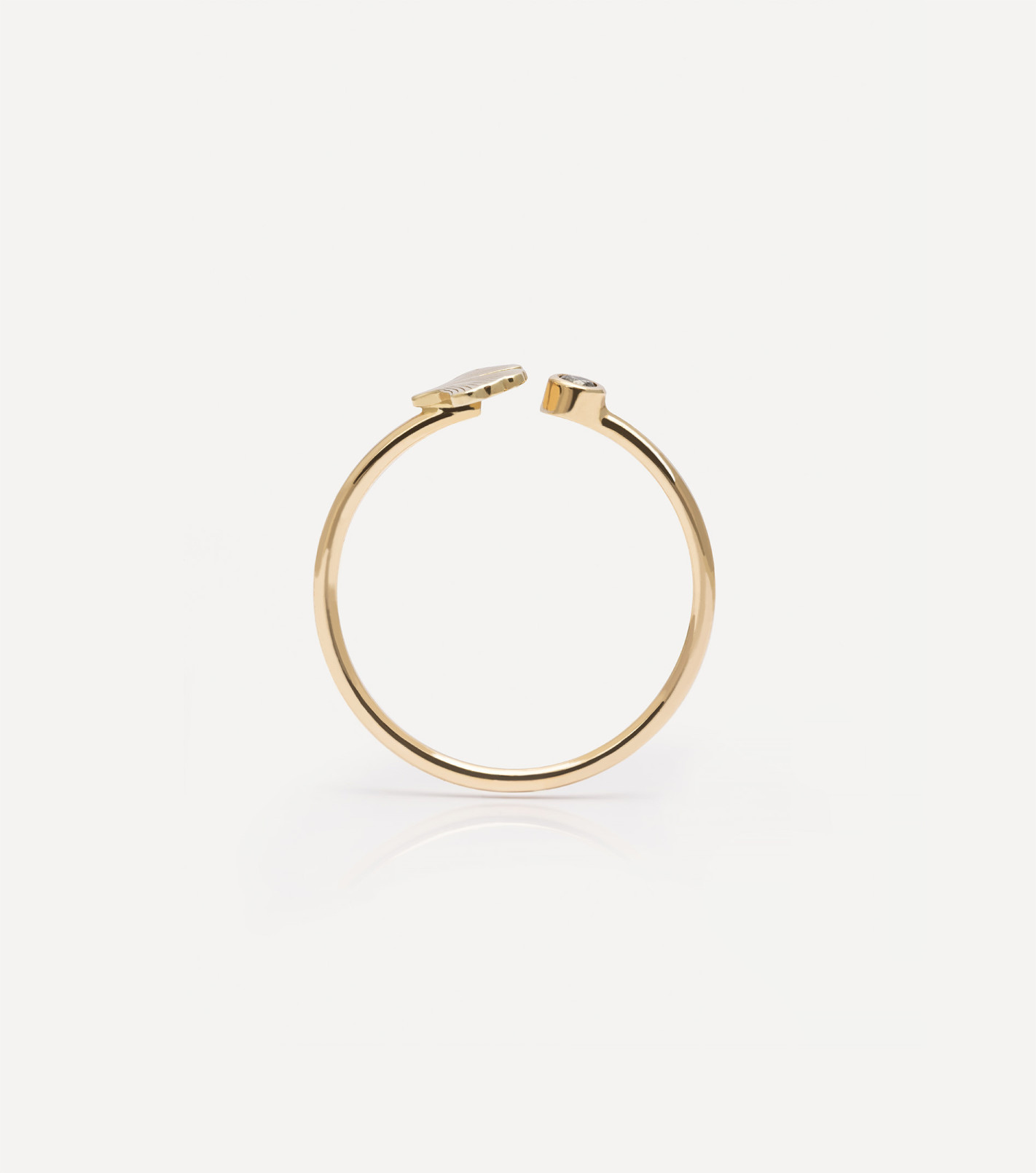 Pierścionek z diamentem i symbolem