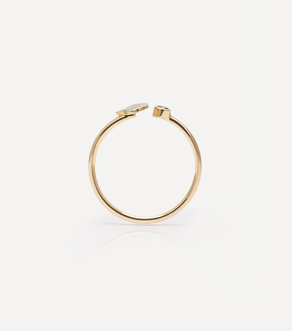 Pierścionek z diamentem i symbolem