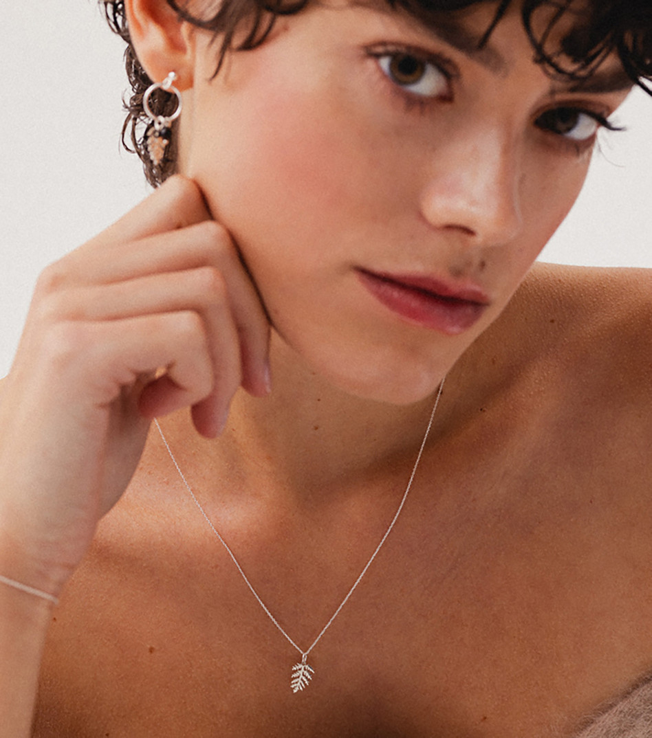 Srebrny naszyjnik z talizmanem