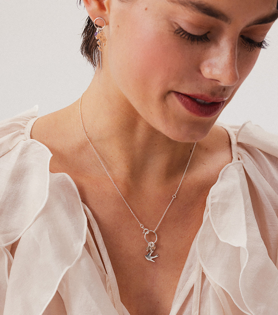 Delikatny srebrny naszyjnik z jaskółką
