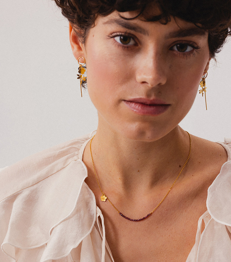 Wyjątkowy naszyjnik z kamieniami naturalnymi i delikatną zawieszką