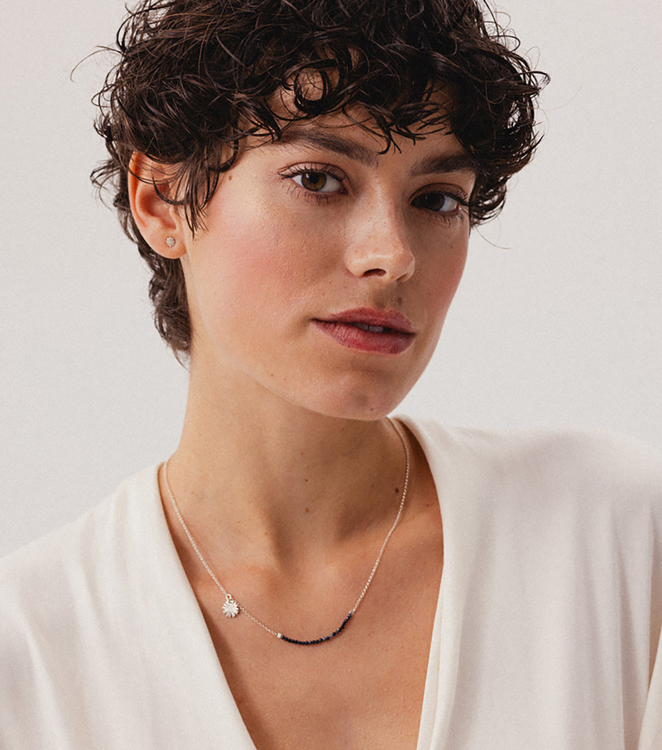 Delikatny naszyjnik z szafirem i zawieszką