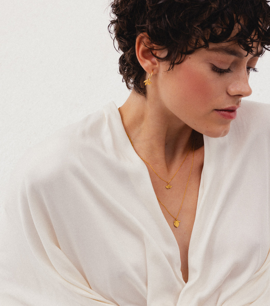 Długi naszyjnik z osobistymi talizmanami