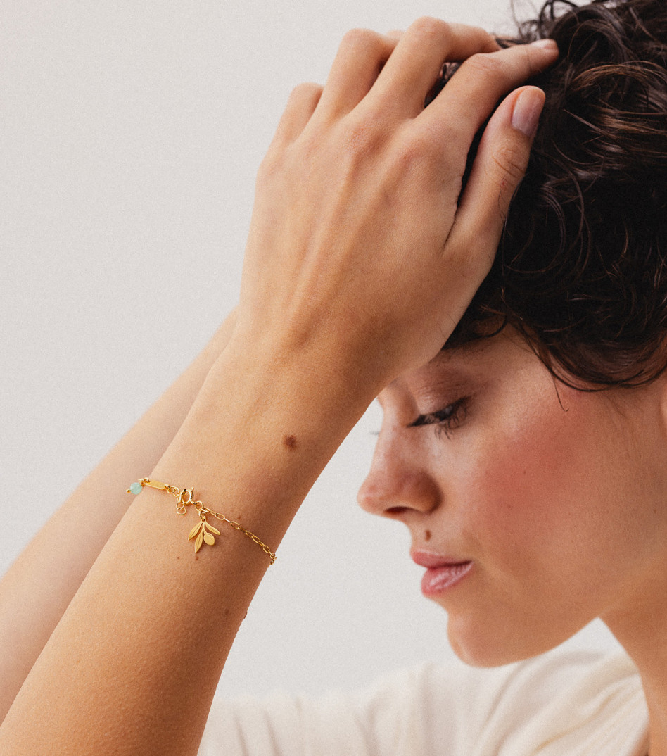 Pozłacana bransoletka z gałązką i kamieniem