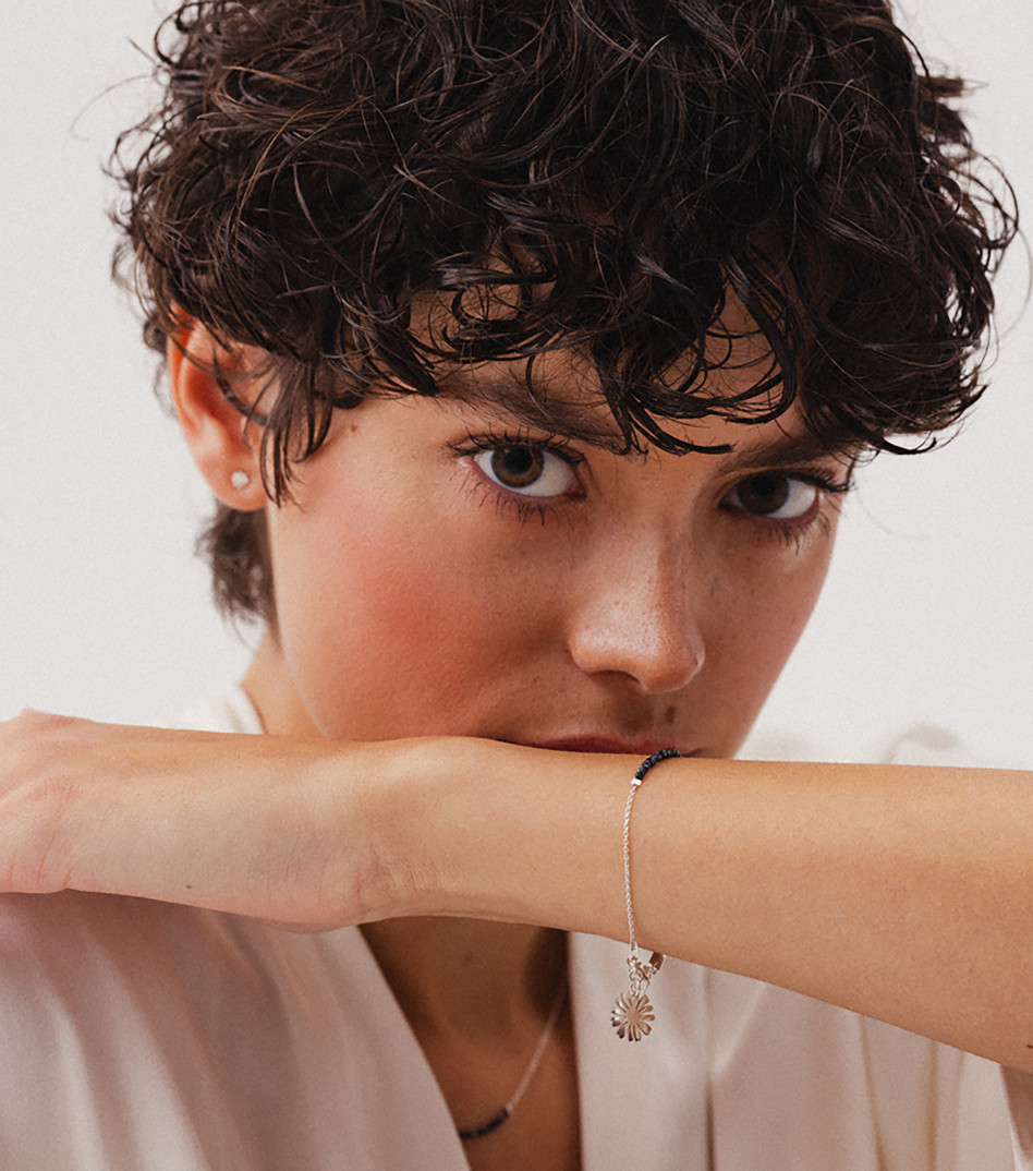 Bransoletka z łańcuszkiem kamieniami naturalnymi i kwiatkiem