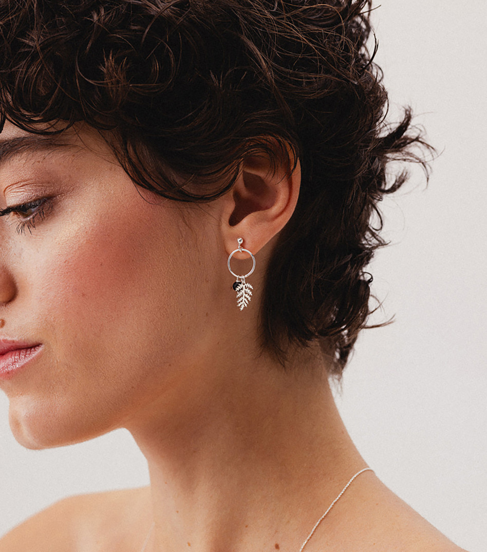 Kolczyki z gałązką paproci i czarnym kamieniem