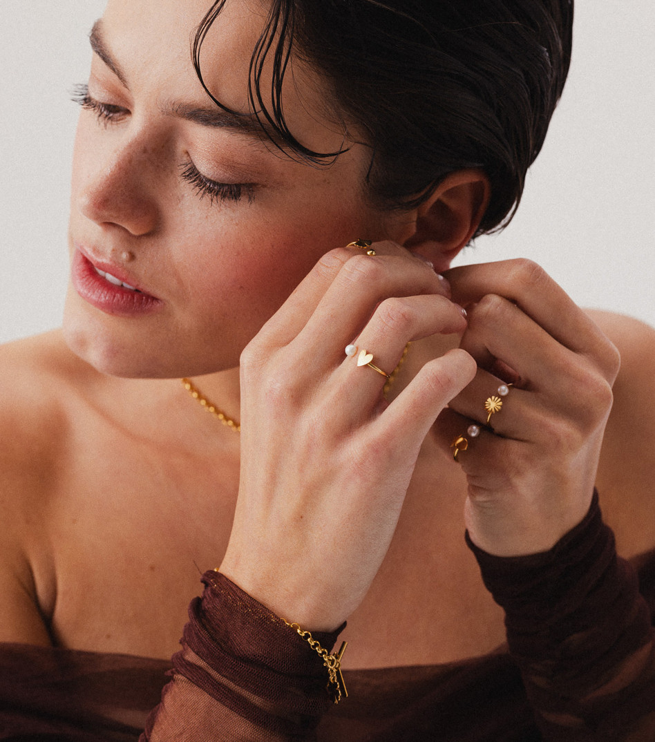 Pierścionek pozłacany z symbolem i perłą