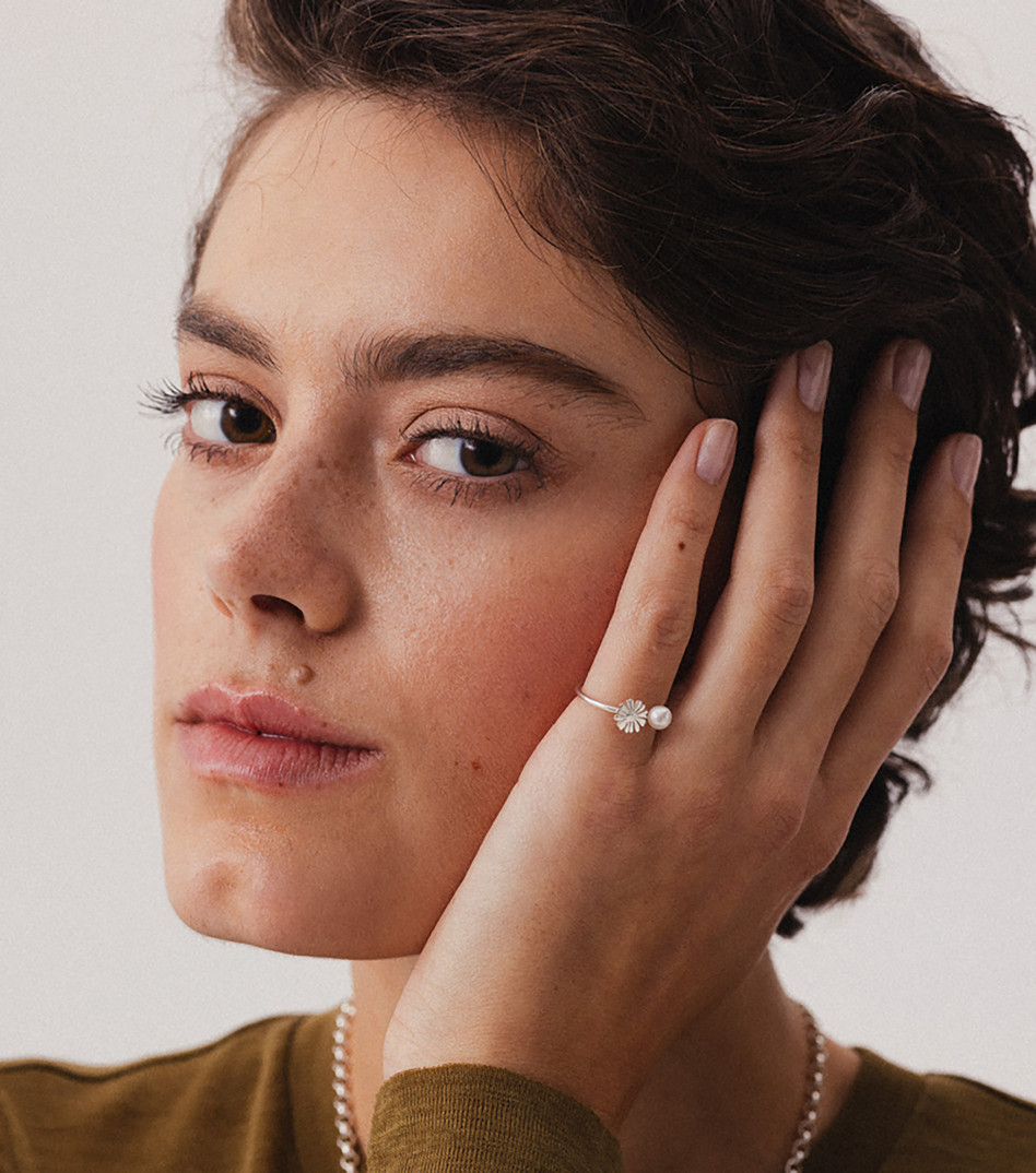 Pierścionek z rumiankiem i perłą