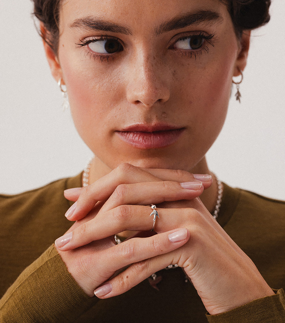 Srebrny pierścionek z jaskółką i kuleczką